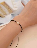 Elegant sort armbånd med perle