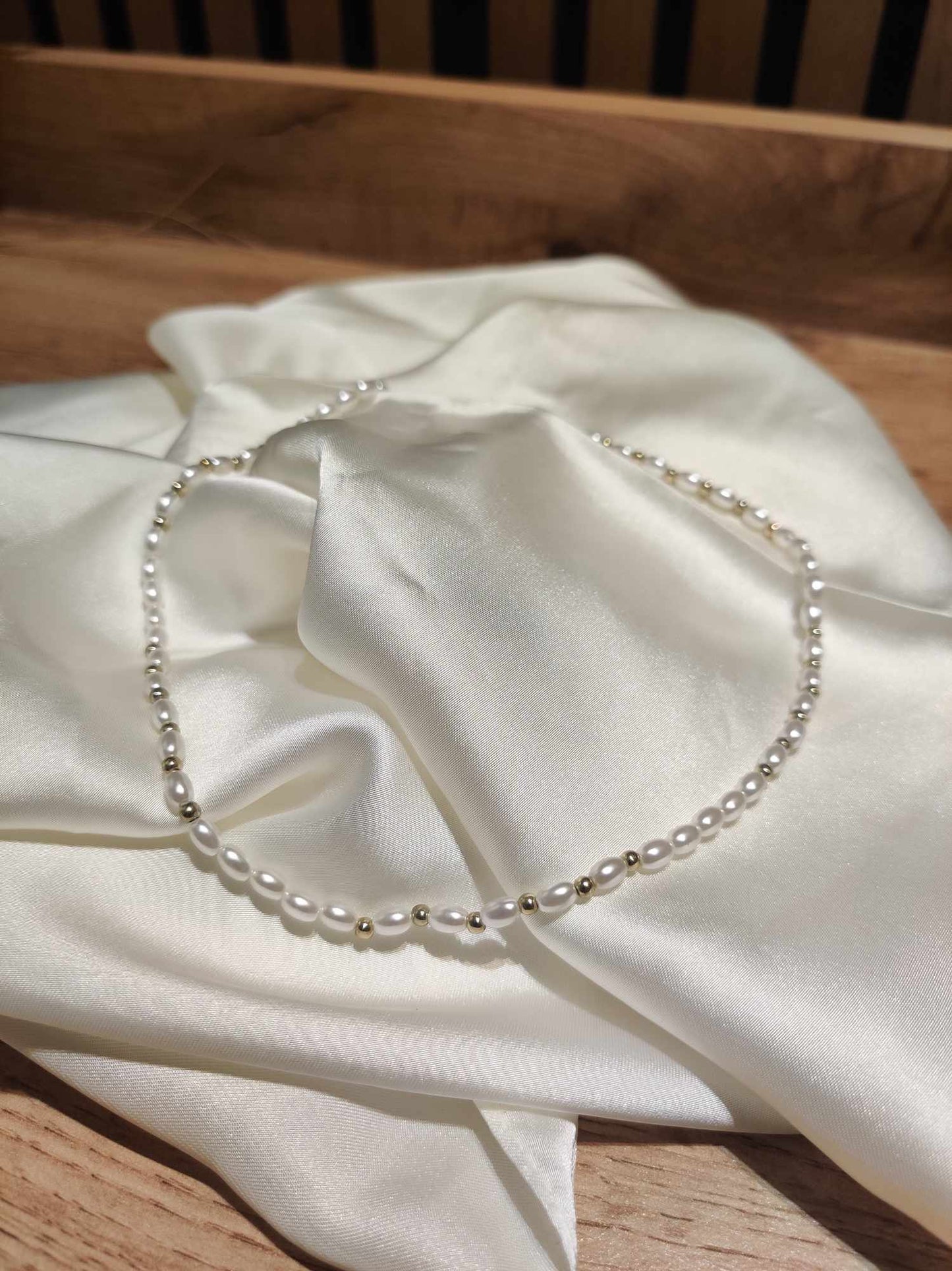 Halskæde med hvide og guld perler